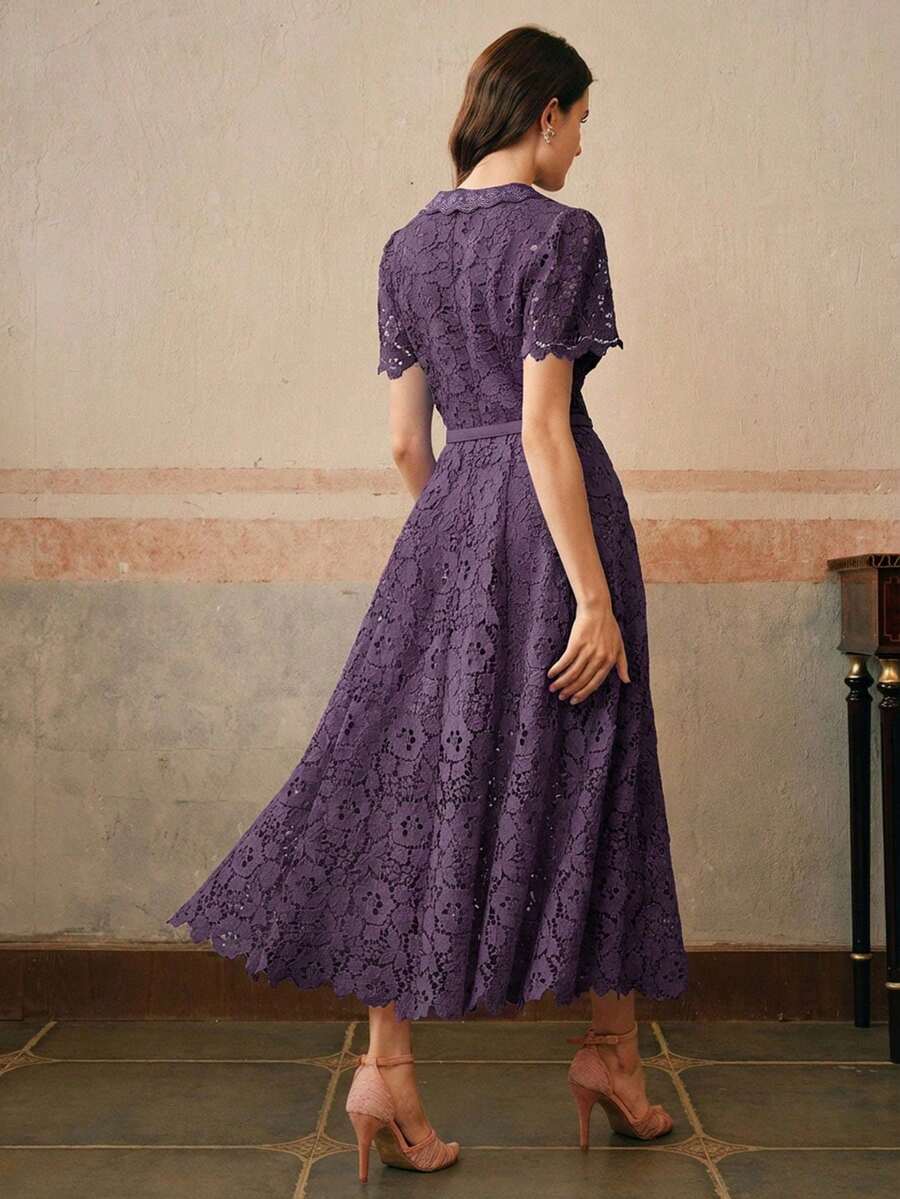 Vestido Midi Justo com Decote em V e Renda