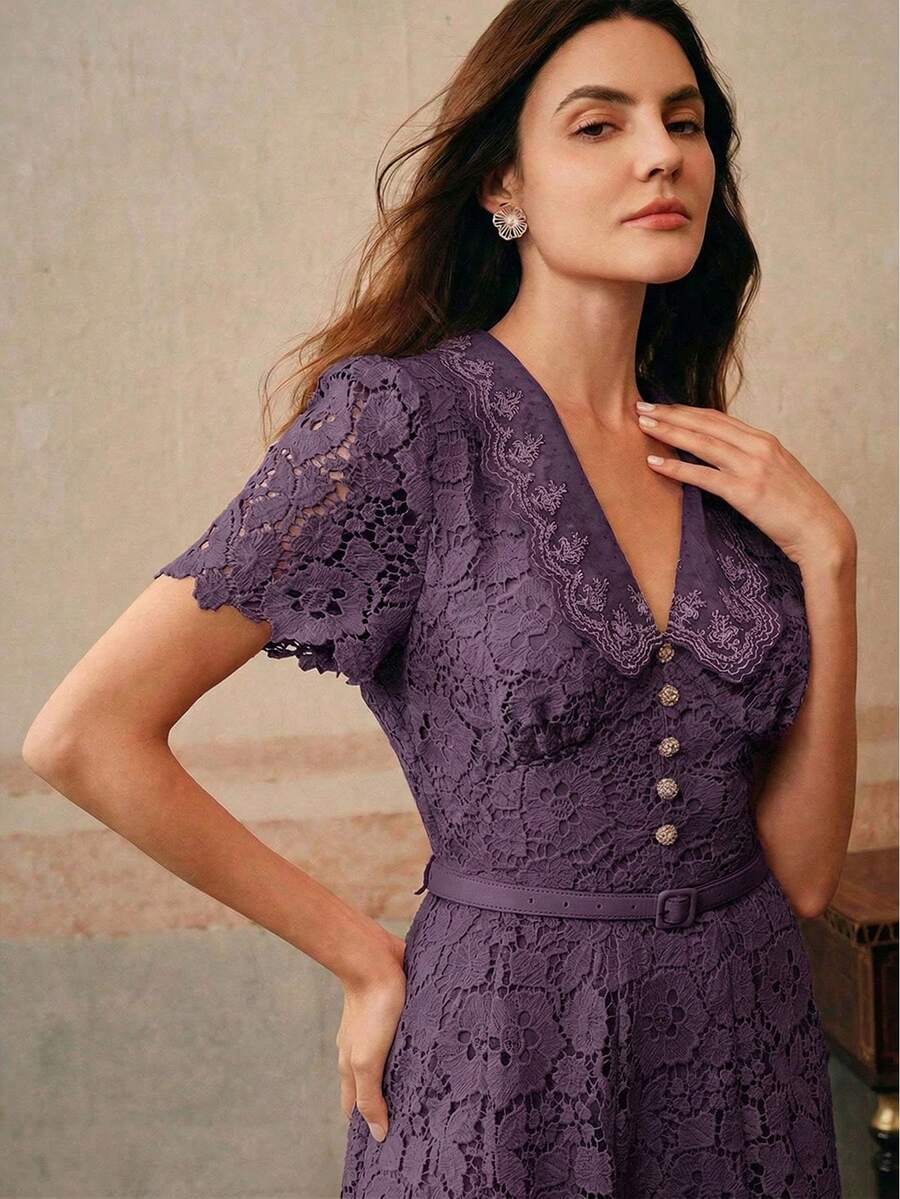 Vestido Midi Justo com Decote em V e Renda