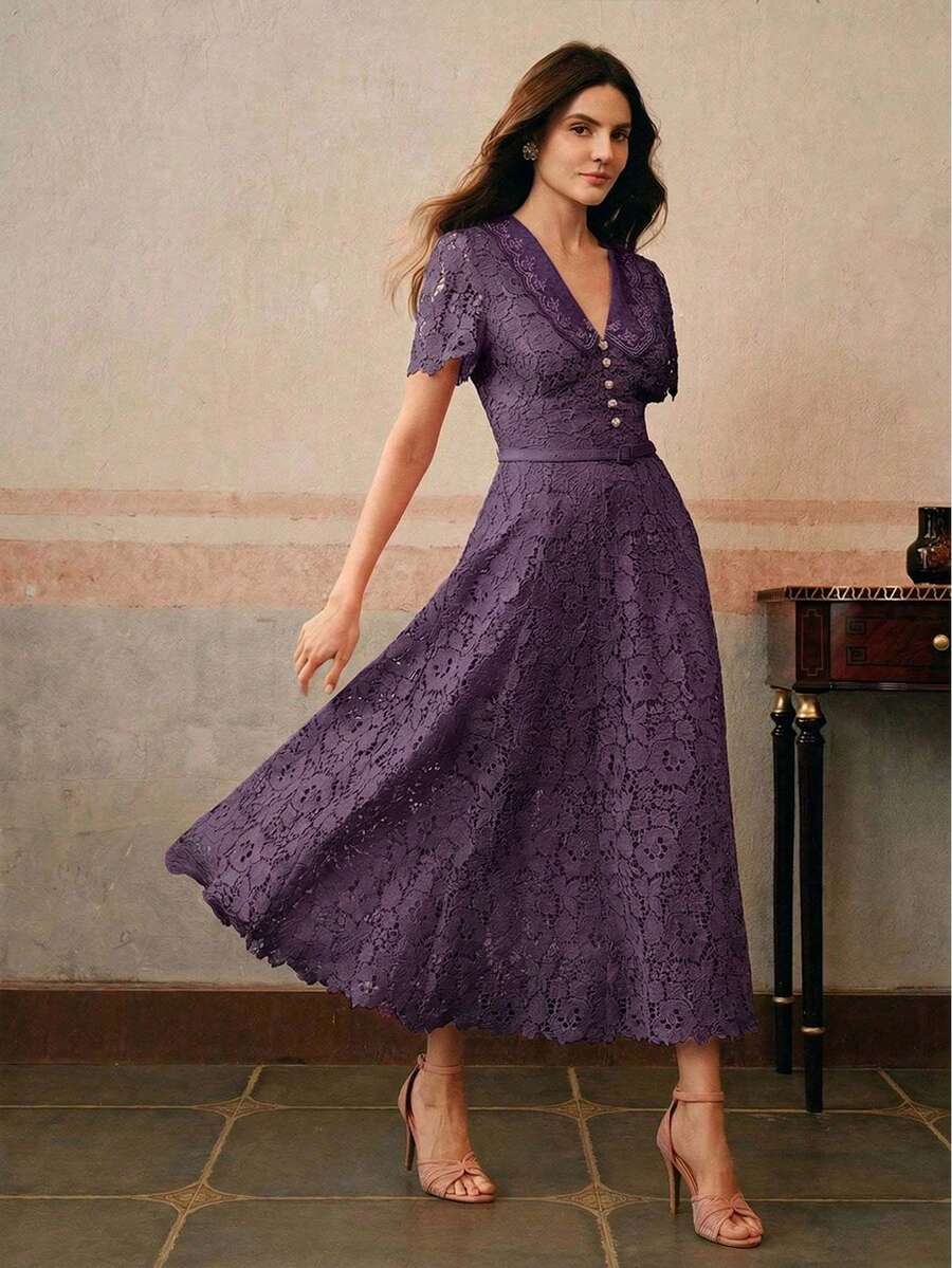 Vestido Midi Justo com Decote em V e Renda