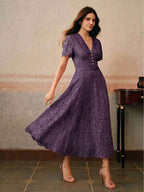 Vestido Midi Justo com Decote em V e Renda