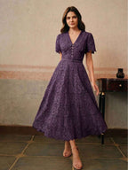 Vestido Midi Justo com Decote em V e Renda