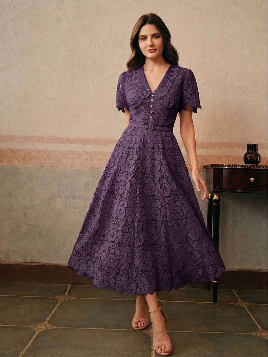 Vestido Midi Justo com Decote em V e Renda