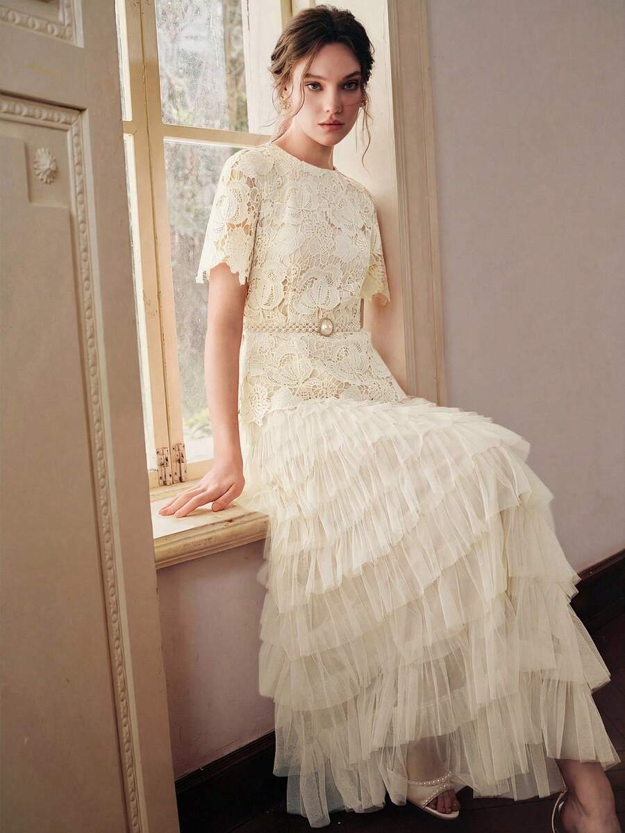 Vestido Longo de Renda com Recortes em Tule