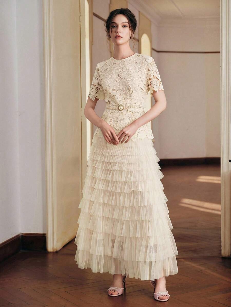 Vestido Longo de Renda com Recortes em Tule