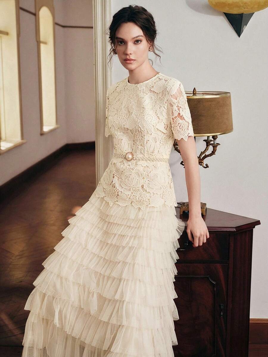 Vestido Longo de Renda com Recortes em Tule