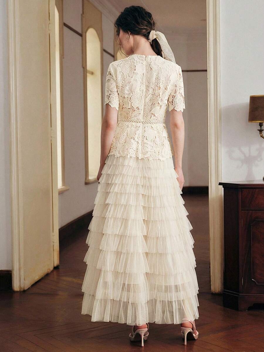 Vestido Longo de Renda com Recortes em Tule