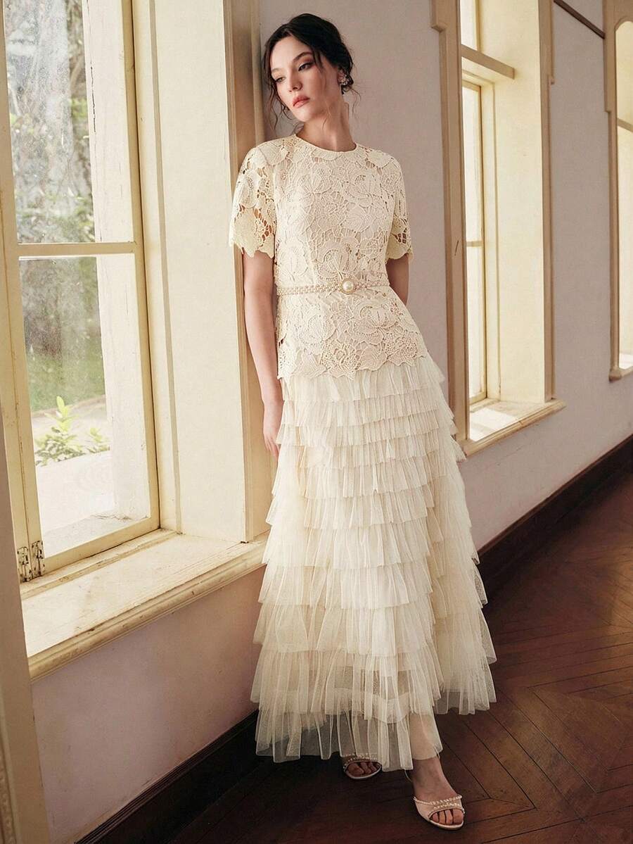 Vestido Longo de Renda com Recortes em Tule