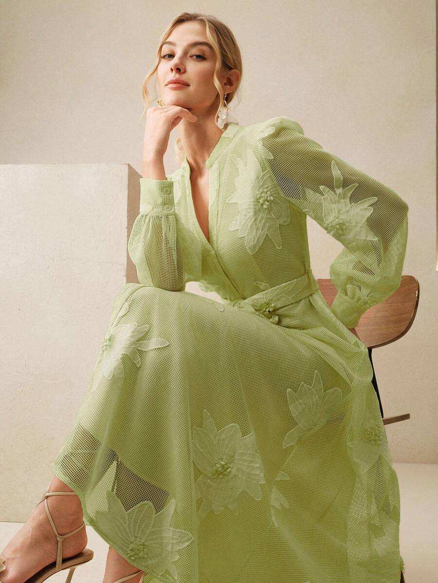 Vestido Midi com Mangas de Pétalas e Bordado Floral