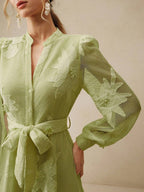 Vestido Midi com Mangas de Pétalas e Bordado Floral