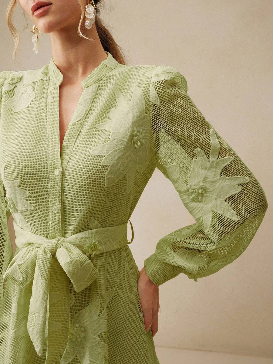 Vestido Midi com Mangas de Pétalas e Bordado Floral