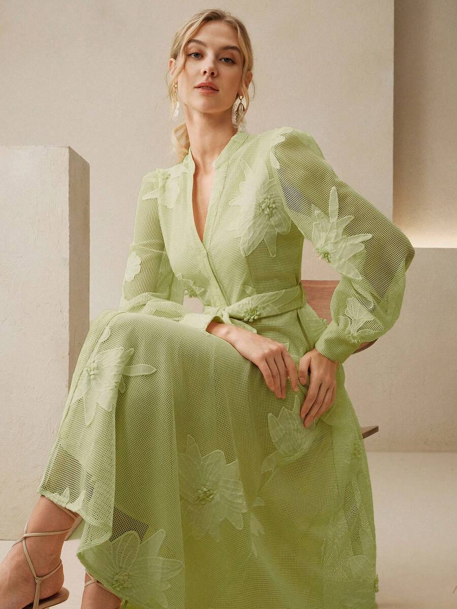 Vestido Midi com Mangas de Pétalas e Bordado Floral