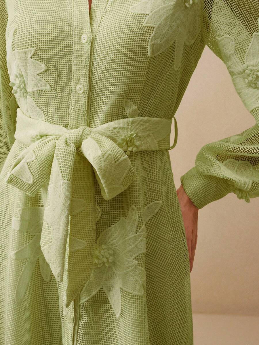 Vestido Midi com Mangas de Pétalas e Bordado Floral