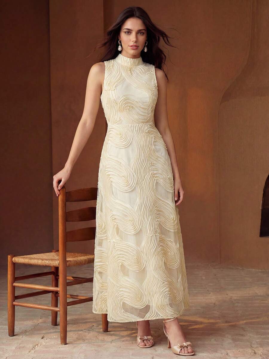 Vestido Longo com Decoração de Pérolas