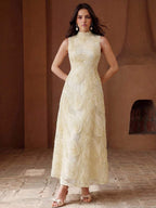 Vestido Longo com Decoração de Pérolas