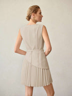 Vestido Curto Plissado com Decote em V e Cinto