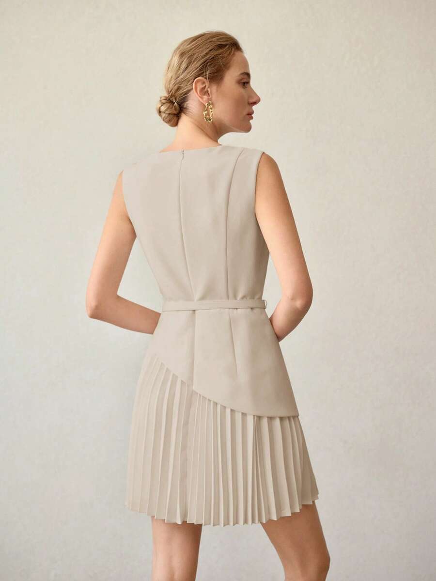 Vestido Curto Plissado com Decote em V e Cinto