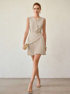 Vestido Curto Plissado com Decote em V e Cinto