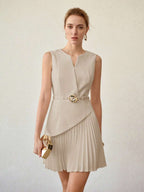 Vestido Curto Plissado com Decote em V e Cinto