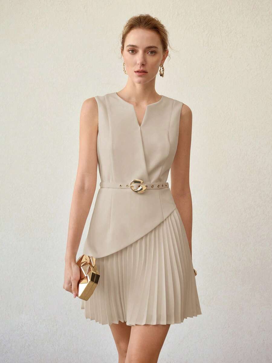 Vestido Curto Plissado com Decote em V e Cinto